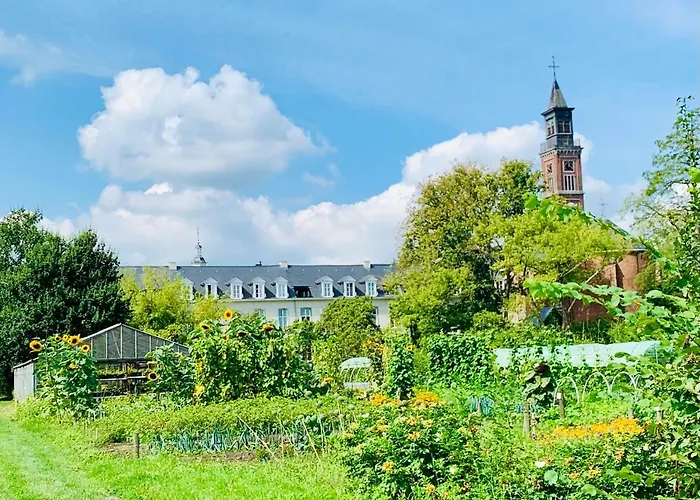 De Lotuspoort met Mihr's B&B in de Abdij van Bornem